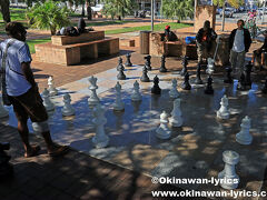 徒歩で、ココティエ広場へ。
ここでは、無料のWiFiを利用できます。
でっかいチェスで遊んでいるオジサンが、フランスっぽい。

https://www.okinawan-lyrics.com/2019/05/new-caledonia.html