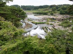 展望台から見た曽木の滝。
東洋のナイアガラと言われている曽木の滝だが・・・。
水量が少なくて、どの辺がナイアガラなのかわからない。
(^^; 
一番水量が多いのは左端だが、どう見ても人工のものだしなぁ。