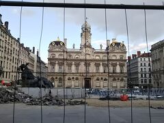 テロー広場(Place des Terreaux)に到着しました・・が、残念ながら工事中。中には入れませんでした。
12月の光の祭典で、大規模な光のアートが見れる場所でもあります。

