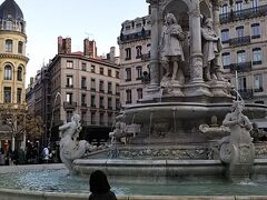 とことこ歩いて、ジャコバン広場(Place des Jacobins)に着きました。

「噴水きれいだねぇ」

もう17時を回っていますが、外は明るいです。