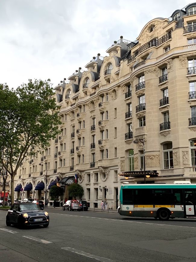 ボン・マルシェの近くに、ホテル・ルテシア。<br />ボン・マルシェと同じ経営。<br />昨年新装オープンしたそうです。