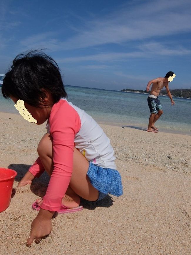 今回の旅では息子が波を怖がって今まで海に入りませんでした。<br /><br />抱っこして魚を見に行くときは大丈夫なのですが、自ら入るのが怖いようです。