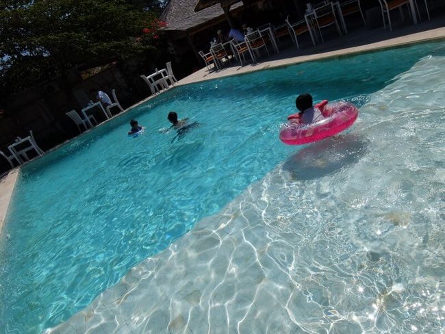 午後も遊びます。ここはレストラン前のプールです。<br /><br />夕方になり気づきます。あれ？今日高速船見てないな・・・<br /><br />高速船のFacebookページを見てみると、8/3・4日は高波の為欠航とありました。明日は大丈夫なのかな？少し不安になったのでフロントから電話で確認してもらいます。<br /><br />結果・・・明日も欠航(@_@)<br /><br />なんだってええええええええええ<br /><br />もうあの移動嫌なんですが・・・<br /><br />高速船の会社（Blue Water Expless）からの提案は2択でした。<br /><br />425000ルピア(約3200円)でギリトワランガン→バリの指定ホテルまでフェリー+陸路での移動<br /><br />キャンセル（全額返金）<br /><br />さあどうしましょう。往路はレンバーで15万ルピア要求されましたが、それを入れても425000ルピアよりは安く来れています。<br /><br />（バンの扉が開きっぱなしだったり他にも色々問題はありましたが笑）<br /><br />ギリメノの旅行代理店っぽいところでは20万ルピアとの表示もあったような・・・ただもう夕方、今から取りに行くのも大変なのでBlue Water Explessに頼むことにしました。<br /><br />明日の朝6:30にギリトワランガンのブルーウォーターエクスプレスのオフィスへ行けばいいようです。