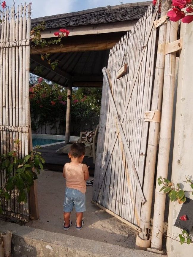 部屋に戻って荷物を片付けます。