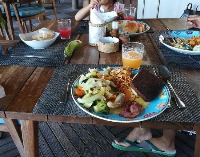 インドネシアのギリメノ島にあるAVIA Villa Resort（アヴィア ヴィラリゾート）に宿泊しています。<br />明日の昼前の高速船でバリ島に戻るので、今日はしっかり遊びましょう笑<br />いつものレストランで朝食です。