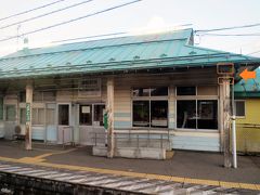 5:49　津軽新城駅に着きました。（青森駅から８分）

開業当初（1894年：明治27年）の木造駅舎で、内装や外壁は一部改修されていますが、屋根を支える「飾り柱（矢印）」は当時の姿で残っています。
