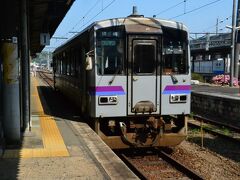 美祢線まわりの仙崎行き

たった1両の気動車キハ120です。厚狭から約1時間ですが仙崎まで行くのは1日6本しかありません。