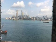 香港最終日。
ホテルの部屋からの眺め。
今日もお天気良さそうです。
全客室からヴィクトリア湾を眺められるホテルです。
良いホテルでした、お世話になりました。
早速チェックアウト。