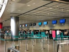 香港駅でインタウンチェックイン。
キャセイパシフィック航空のカウンターで荷物を預け、チェックイン出来ます。
そのまま空港まで運んでくれるのでとってもラク♪
香港エアポート・エクスプレスの乗車券が必要です。