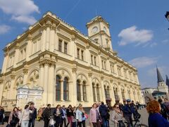 モスクワのレニングラード駅．

レニングラード駅はサンクトペテルブルグ駅と改名されるべきだが，昔の名前のまま残っている．
