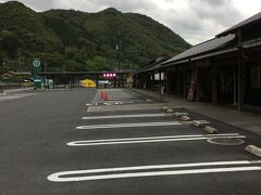 その後、雨が降ったり止んだりで山の天気という感じ。高速では到着予定時間が縮まりませんでしたが、下りてからは順調に進んで時間短縮。心に少し余裕ができたので、道の駅四万十とおわに立ち寄りました。