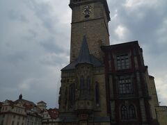 旧市庁舎。
天文時計があります。
ホテルにチェックイン後、カレル橋を歩いた後、もう一度訪問し塔の上に上ってプラハの街並みを見ることができました。