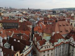 塔の上からのプラハの街並み。
東方面。