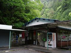 山中の簡素な駅舎です。最果てという感じですが有人駅です。
一応坂を下っていくとおでんなんかを売っているところがあるようなのですが、到着が遅れて、すぐの折返しになったため寄れませんでした。そこでおでん買って奥大井湖上で食おうと思ってたのにな。