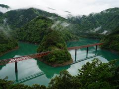 駅と日本の橋梁、ダム湖と山々が一望できる素晴らしい場所です。しかも独り占め。心の中でバンザイ。苦労して登ってきたかいがあった。