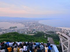 やがて日没も迫り、それに呼応するかのように街の灯りがともりだした　(18:57)

展望台には多くの観光客でいっぱいになった

