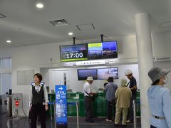 立待岬から函館山に直行した。途中で道に迷い、ロープウェイ山麓駅の場所を路傍の尋ねたところアジア系の外国人だった

函館山からの夜景を激写するのが今回の旅の大きな目的の一つでもあるので展望台のベストのポジションを確保すべく午後5時過ぎにロープウェイに乗った
