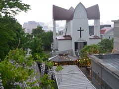 坂を登りきるとここでも晴れていれば絶景が望めただろう

しかし雨を得て元気になったフジの花や教会裏のイルミが少しは彩りを添えてくれた