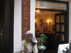 宿のお姉さんにお勧めされたボスニア料理のレストラン。民族衣装も見れるし雰囲気も〇。