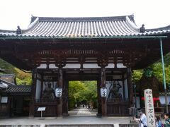 石山寺に到着。写真は東大門で、これより少し行くと有料ゾーンに行きます。
あっ、石碑の後ろ、門の右側に何かいますね。
