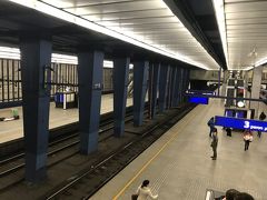 グダンスクから3時間ちょっと、20：40くらいにワルシャワ中央駅に到着。
ホテルはノボテル・ワルシャワ・セントラム、中央駅に近いという立地で選びました。
駅チカだし高層ホテルで目立つだろうから、迷わずすぐ部屋に入れると思っていましたが……