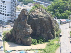 オロンコ岩の上から、ゴジラ岩を見下ろします。
