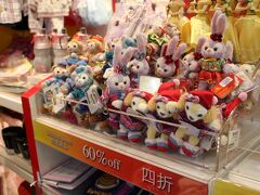 空港に着いて、第2ターミナル内制限区域外にあるディズニーストアに来ました。

前回来た時にここに多く割引された商品が売っていたので、今回もあるかもと思って来ました。

制限区域内の一番大きなディズニーストアはまず割引商品は無いと思います。
制限区域内でも少し離れた場所にある店は、割引商品が詰められた福袋が売っていたように記憶しています。

思惑通り割引商品がそこそこたくさんありました。旧正月の限定商品が結構ありました。
今回は60％引きのようです。
前回は70％だったような？
香港ディズニーランドにしか登場していないダッフィーの友達？のクッキーのキーホルダーもありました。

このキーホルダーは$138の60％オフで約$55(約825円)