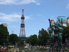 札幌と言えばこの風景。
大通公園からのテレビ塔ですね！

やっぱりテレビ塔のある風景は名古屋と似ているなぁ。