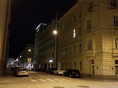 ザルツブルグのホテルはLasserhofさん、中央駅から徒歩10分程度です。
日が暮れていますが、これは晩御飯を食べた後の写真です。

このあたりから住宅街が広がるようで、静かで良かったです。