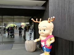 大混雑の興福寺を脱出して、一休みです。せんとくんもいます。