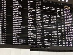 仕事を終えて、成田空港まで移動です。
22：00発、ホノルル行き。JAL782便。
空港には、約3時間前に着きました。
