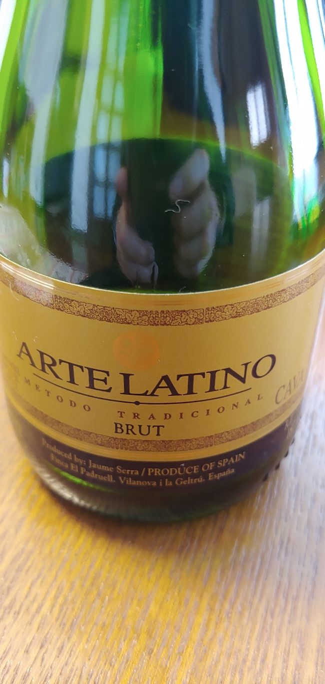 スペインかぶれ第２段～<br /><br />CAVAでございます。<br />（第一弾はチーズでございま～す）<br /><br /><br />日本ではあまり拝見しない銘柄です。<br />うめーーー！<br /><br />やっぱCAVAは辛口だね