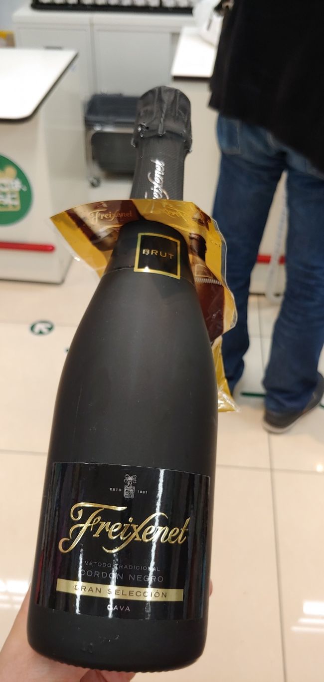 またまたCAVA（笑）<br /><br />フレシネ・コルドン・ネグロ～<br /><br />おまけに釣られて購入ー！<br /><br />ピクニック気分で外で頂こうと思います～