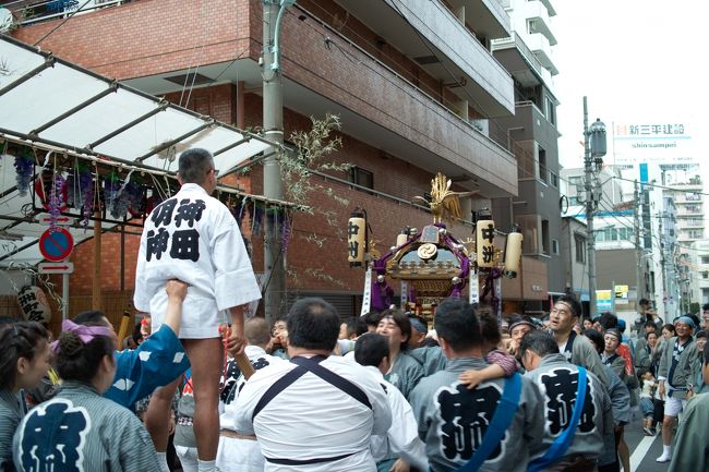神田祭最終日<br /><br />中州町会の神輿と遭遇。<br /><br />日本３大祭りのひとつ。<br /><br />下町はお祭り一色<br /><br />子供も気合入りまくり。　素晴らしい！