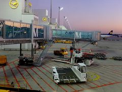 朝焼けのミュンヘンに到着。
ミュンヘンの空港の名はフランツ・ヨーゼフ・シュトラウス国際空港。

ミュンヘンでの用事は旅の最後になるので、この日はこのままお次のリスボンへと乗り継ぎま～す。