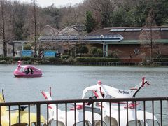 東山動物園内上池
10:37選ぶのも楽しそうな各種ボートと、新幹線のような乗り物がちょうど通過。