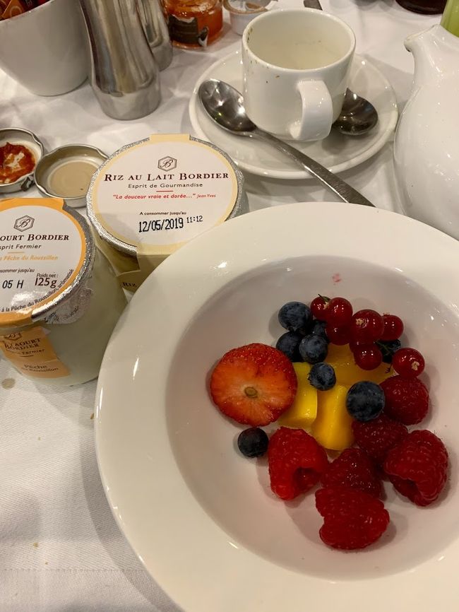 食後のデザート、ボルディエのヨーグルトも嬉しい。