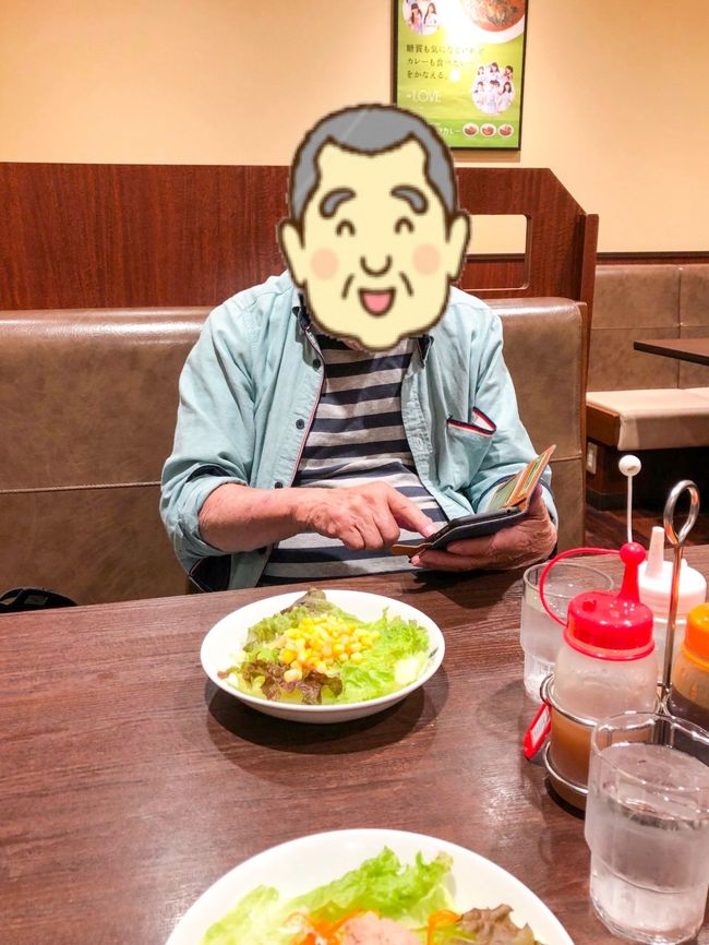 食事を前にLINEのチェックをするオヤジ殿。