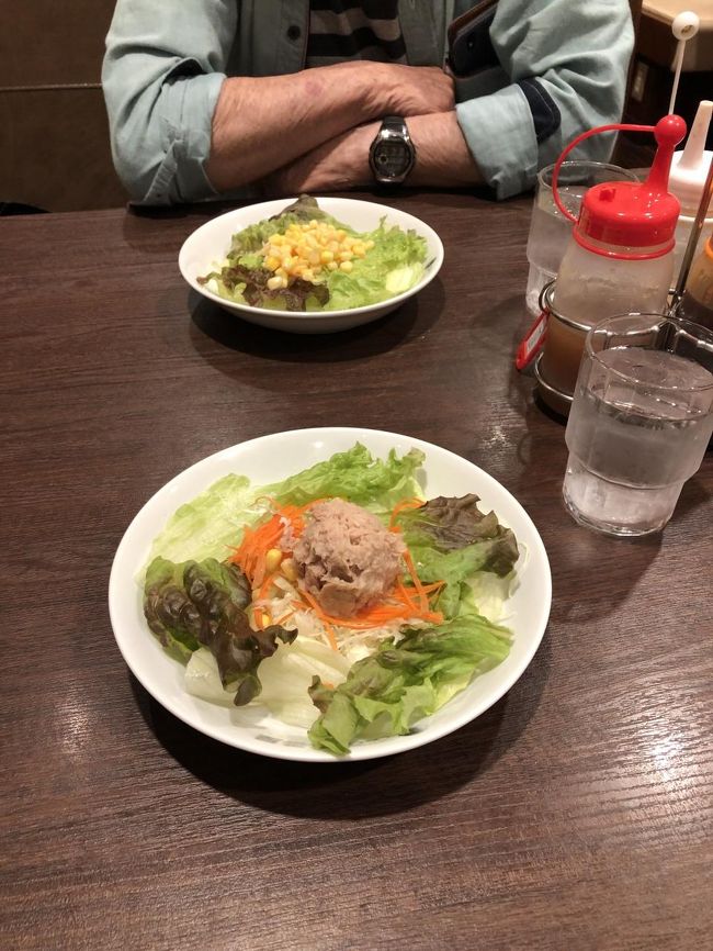 まずサラダが運ばれてきました。オヤジ殿はコーンサラダ、私はツナサラダ♪