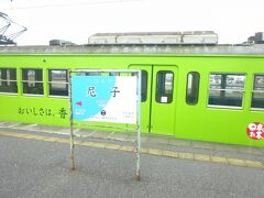 電車とすれ違い。
伊藤園の「おーいお茶」ラッピング車両だけど、これだけ見ると昔の山手線みたい（笑）
