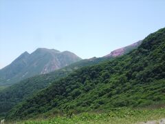 　最後にもう一度、赤くミヤマキリシマに覆われた山々を眺め、九重登山の締めとする。