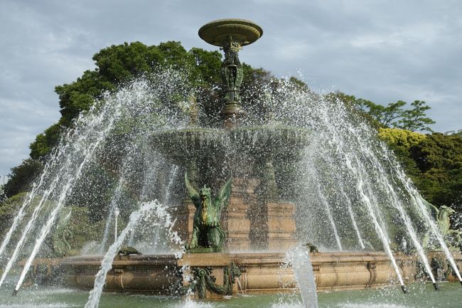 立派な噴水のある主庭<br /><br />都会とは思えません。