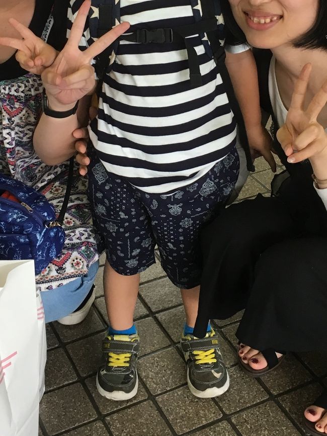 偶然となりの席になった男の子と仲良くなって、ずーっとおしゃべりしてました。