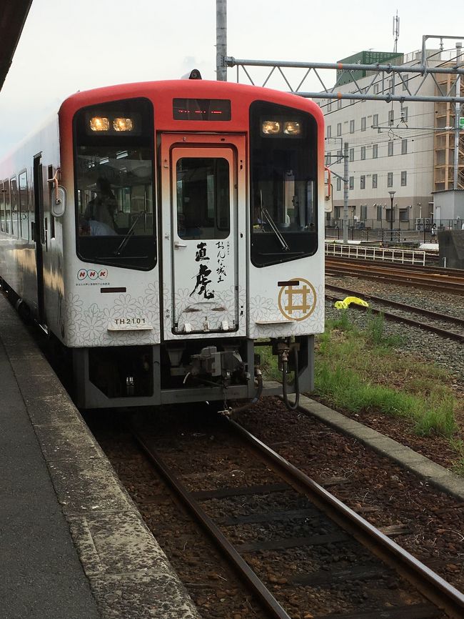 大阪から焼津のホテルへ向かう途中、JRから天竜浜名湖鉄道に乗り換え。<br />直虎の大河ドラマ館に行くためでしたが、たまたまラッピング電車に乗れました！