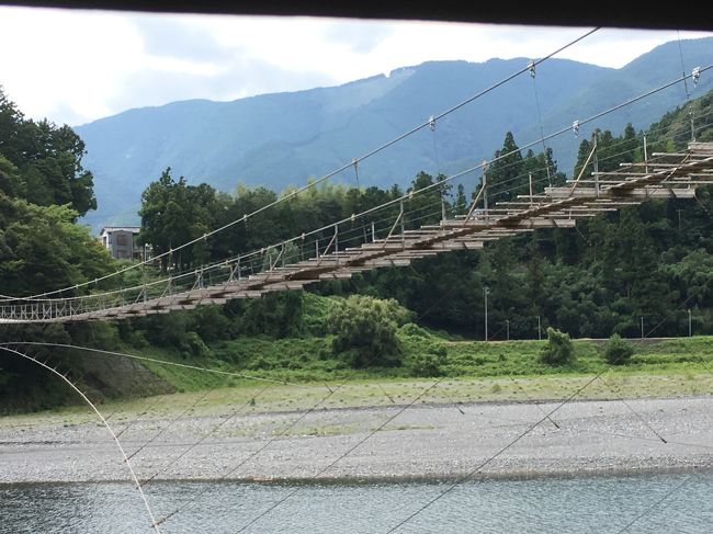 車窓からの景色。<br />怖すぎる吊り橋、、