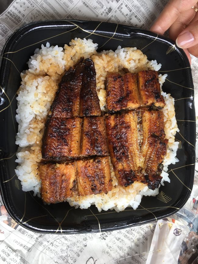 天浜線名物、始発の新所原駅で買えるうなぎ弁当！<br />浜名湖産です！<br />めちゃ美味しかった！！