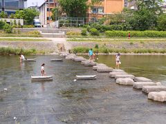 私達が京都を歩いたこの日は全国的な猛暑日で、日本各地で5月初の最高気温を記録した日。

鴨川公園の飛び石では子供だけでなく、大人も石に腰かけ足を浸して涼んでいた。
