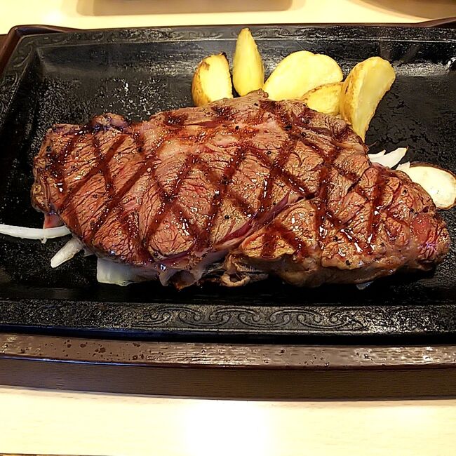 最寄りの駅の近くから歩いて15分です。ステーキソースバーとサラダバーがあります。ステーキガストはステーキなのに価格が安いのが魅力です。