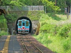 そして4つ先の駅で降り、列車を見送ります。あ、令和のヘッドマーク！