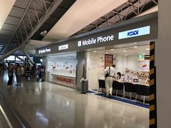 １５：４０

なんばOCATからリムジンバスに乗って関空にやってきました。

チェックインを済ませたらまずはdocomo（写真奥）カウンターへ。

海外パケットパックの疑問点を解決するために自宅で電話したのですがまったくつながらず、直接カウンターで聞く方が早いかなと。

結果、とっても丁寧に教えてもらうことが出来て、アプリの設定などもきちんと出来ているかチェックしてくれたりと、対応してくださったベテランのお姉さまに感謝です☆